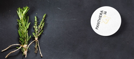 Rosmarin & Thymian mit Bierdeckel Panthera 38 - Adobe Stock 105353505